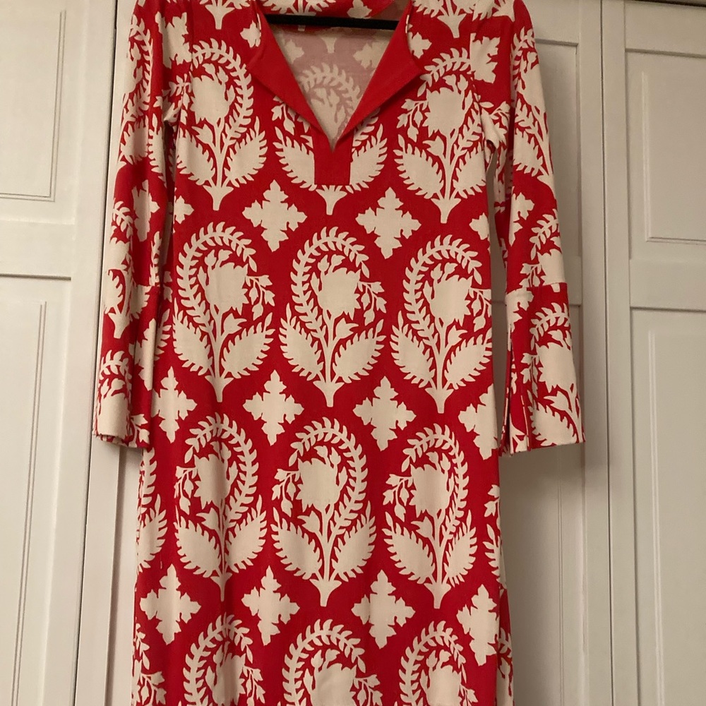 Striking DVF 100% silk tunic